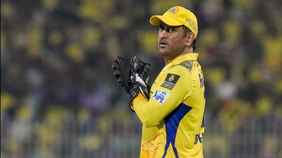 Dhoni takes over and CSK sink even lower