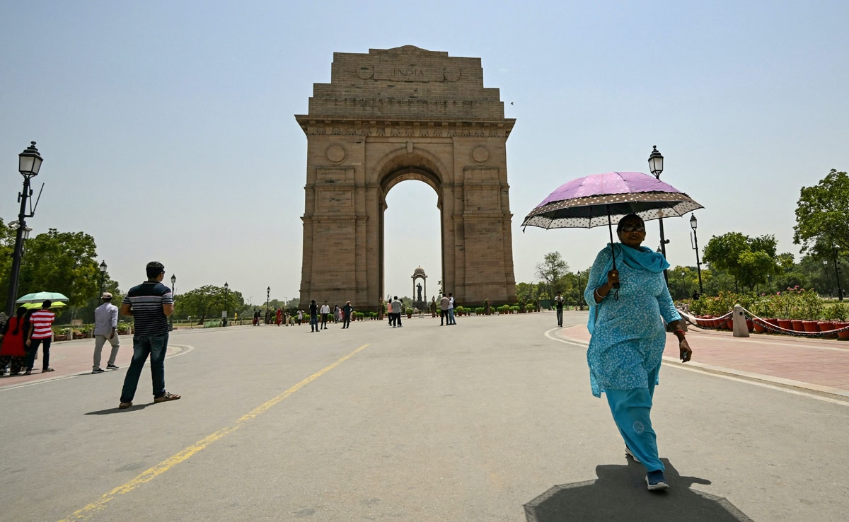 Heat Wave Grips Delhi As City Sizzles At 40.2 Degrees, Season’s Highest